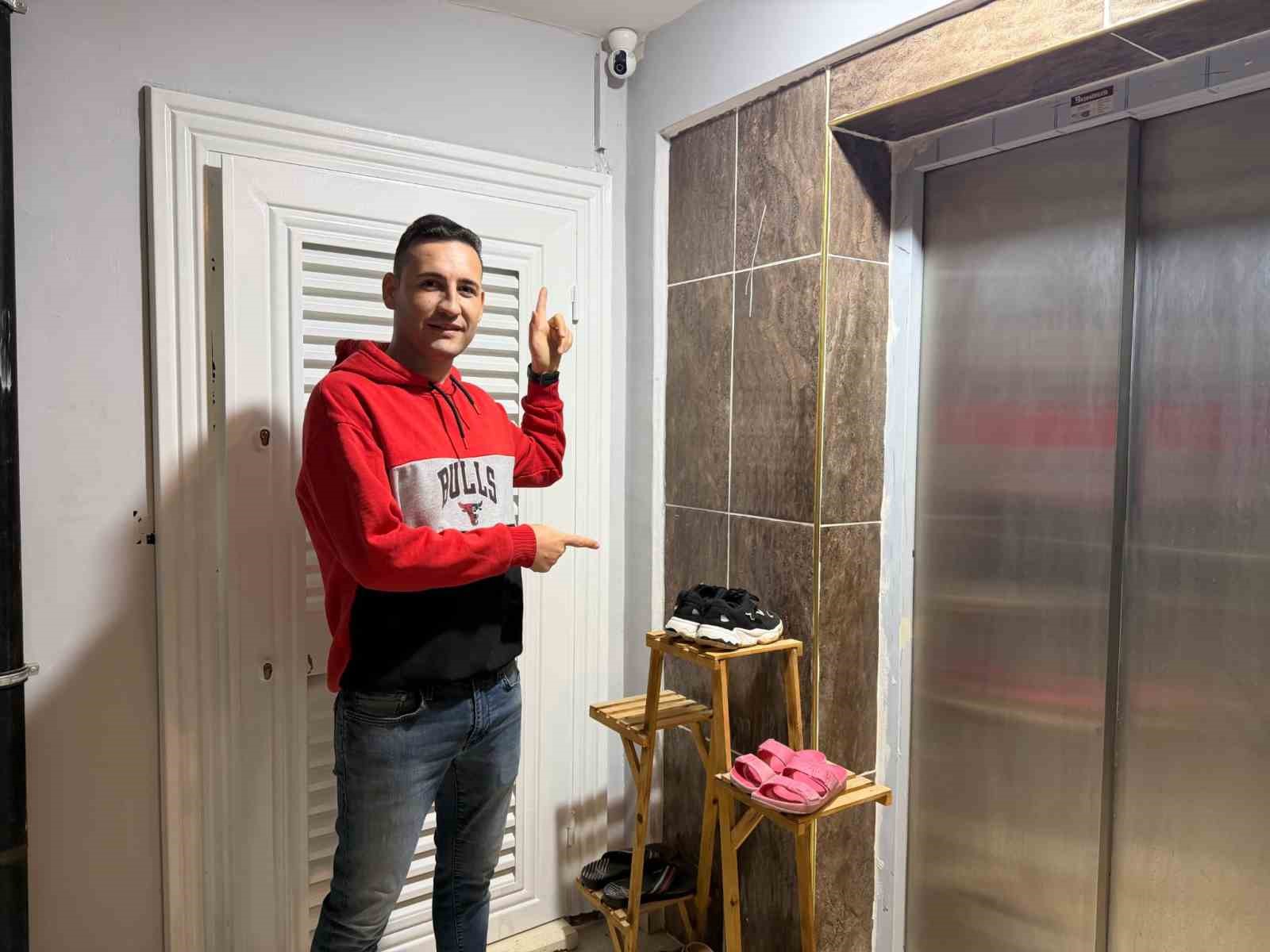 Kadın hırsızlar beğendikleri ayakkabıları böyle çaldı 7 kadin hirsizlar begendikleri ayakkabilari boyle caldi 3 8IMlS4JW