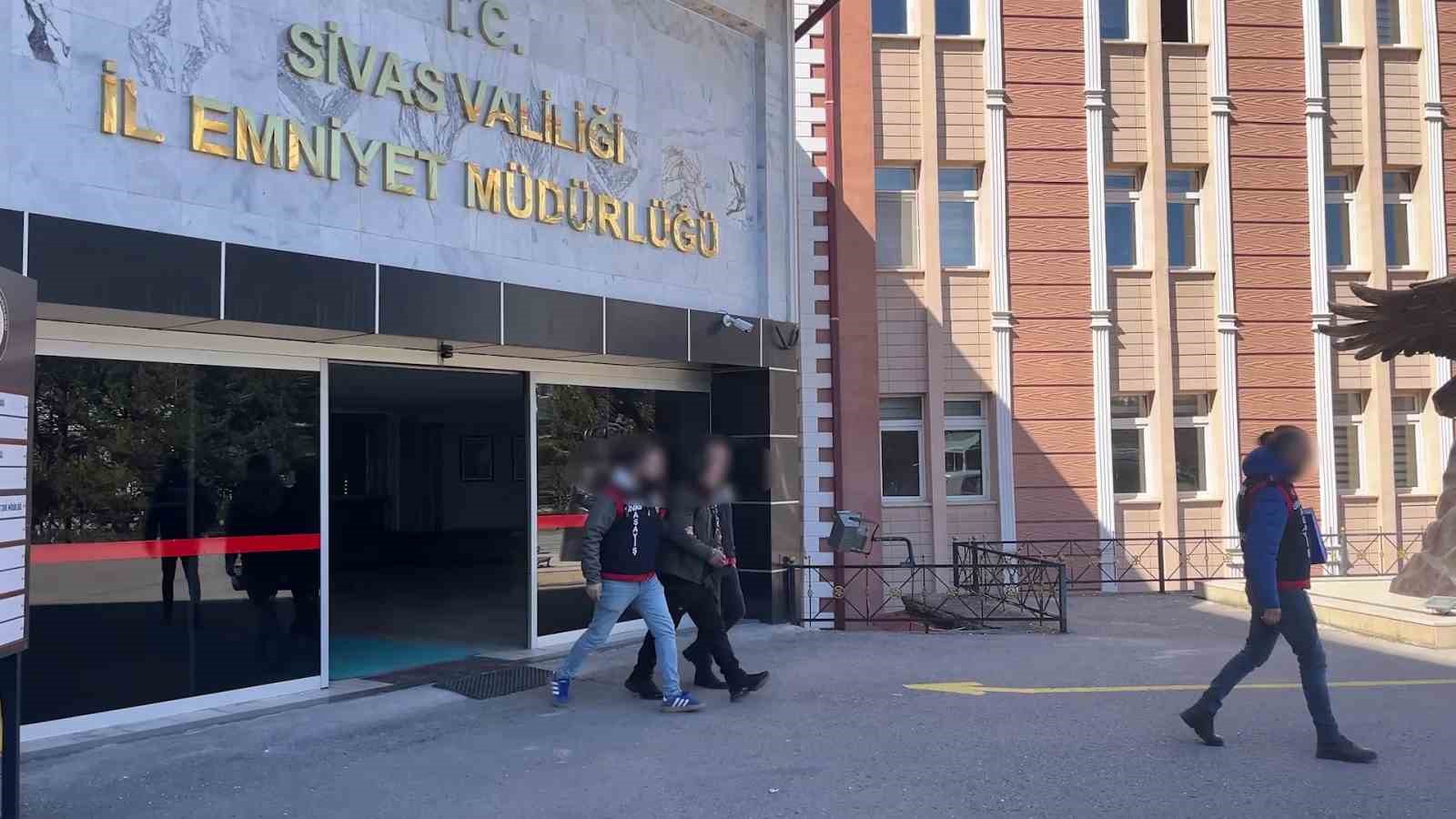 Kadın kılığına girseler de polisten kaçamadılar 6 kadin kiligina girseler de polisten kacamadilar 2 dFTv1zjM