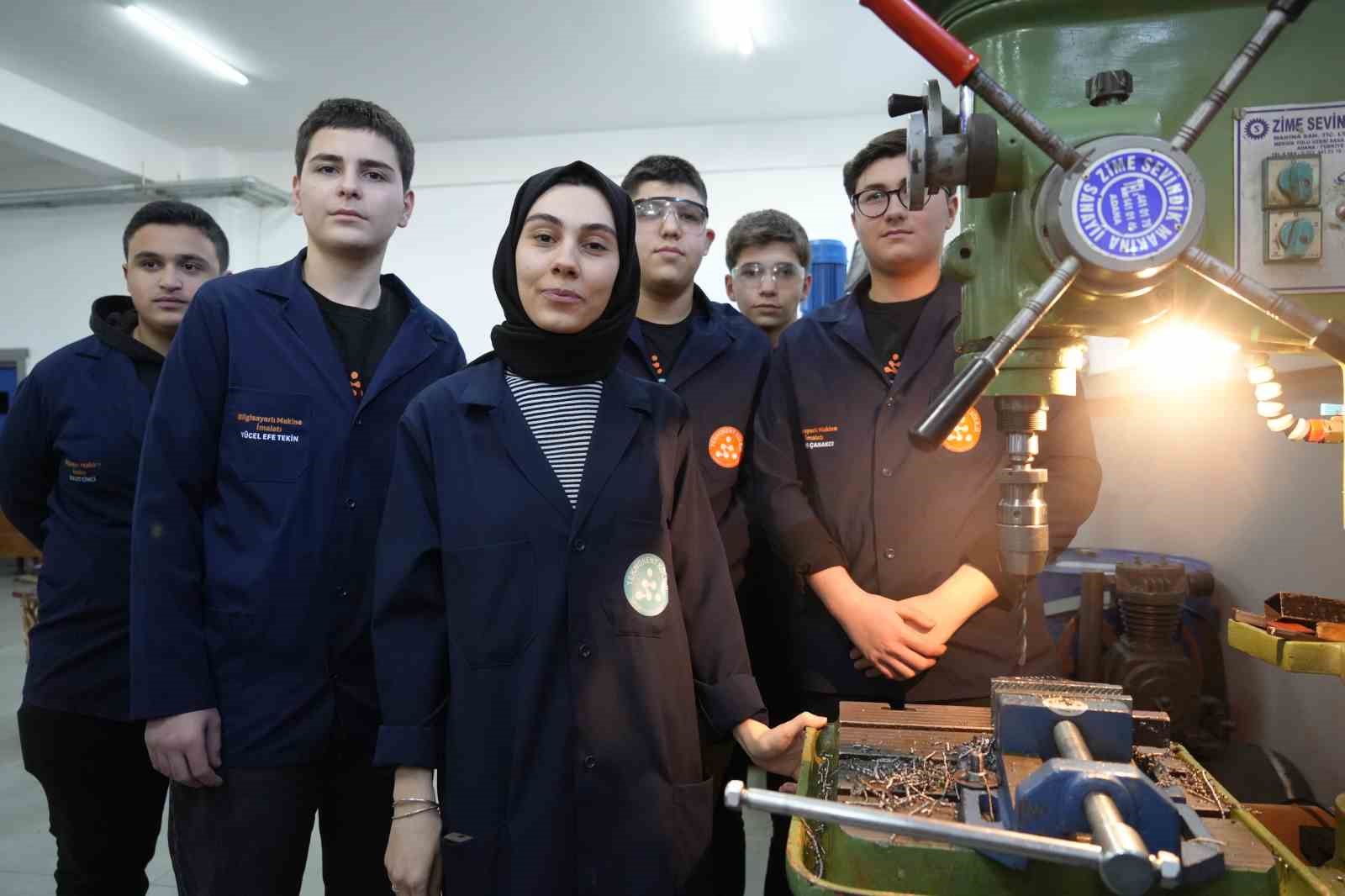 kadin ogretmen torna tezgahinda ogrencilerine uretimi ogretiyor 0 kQ6y5TUI