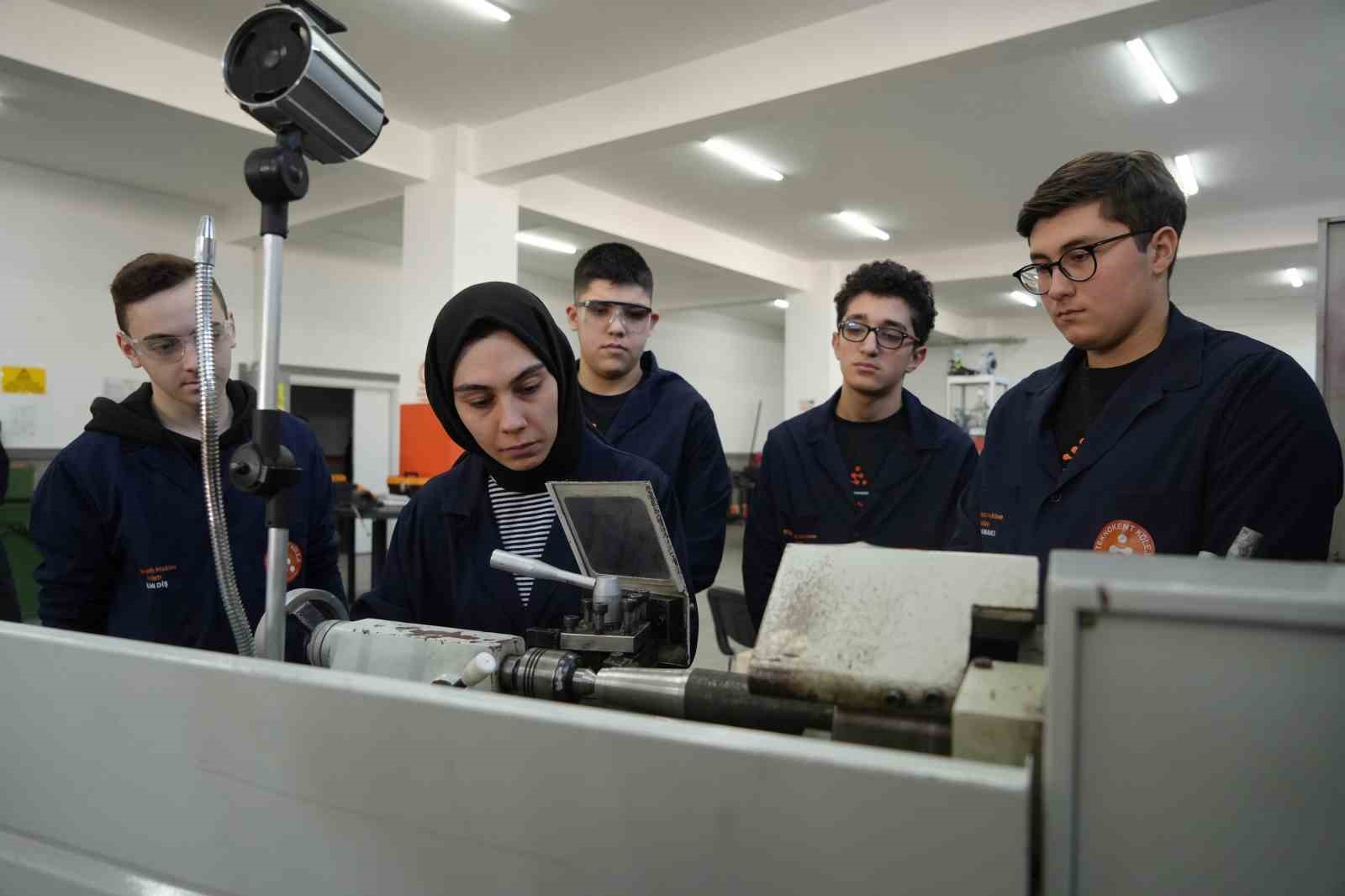 kadin ogretmen torna tezgahinda ogrencilerine uretimi ogretiyor 1 64zvNbrY