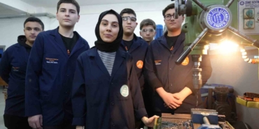 kadin-ogretmen-torna-tezgahinda-ogrencilerine-uretimi-ogretiyor-UyGDDLdO.jpg