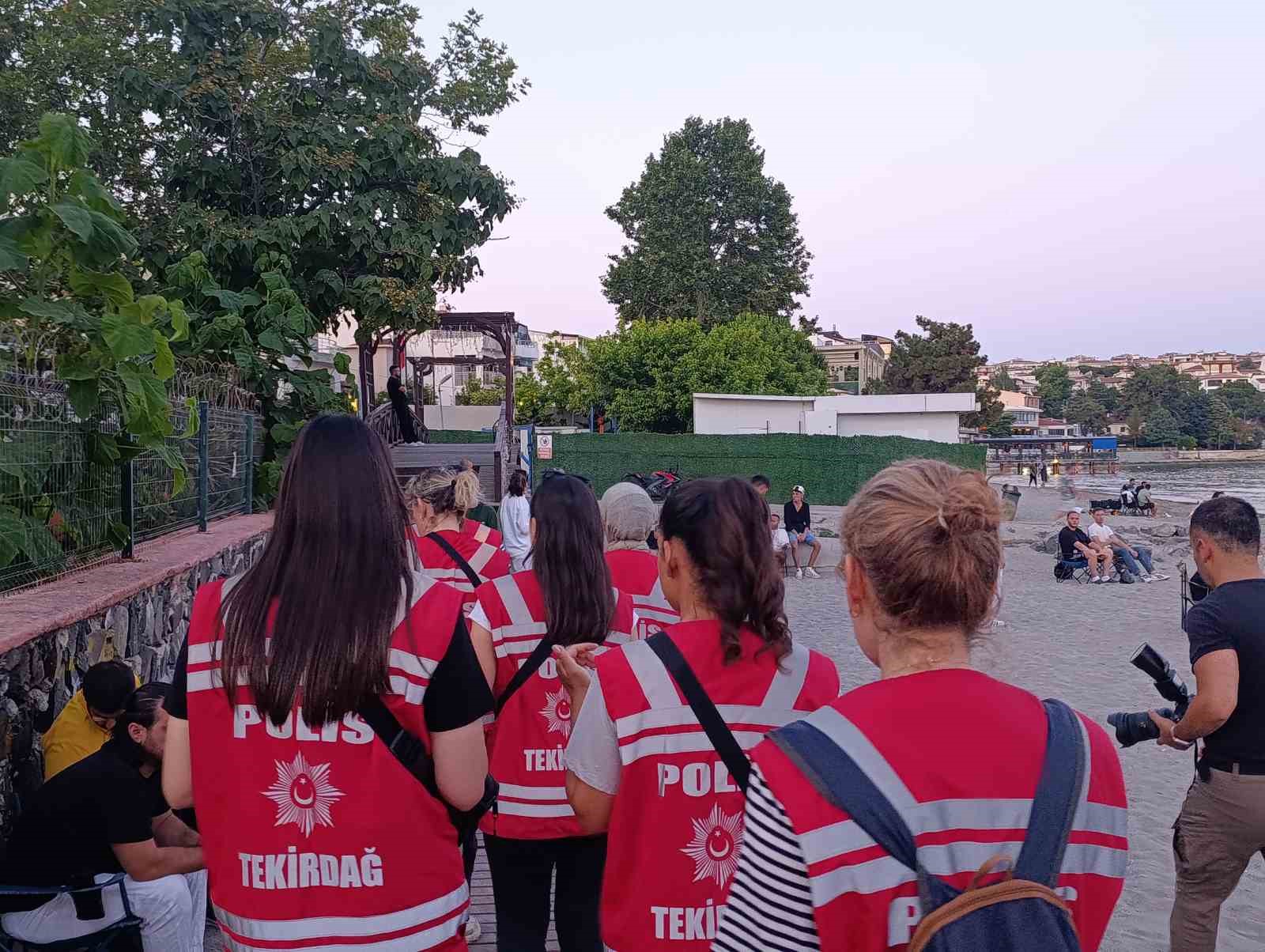 kadin polislerden huzur mesaisi sahilde brosur dagittilar 0