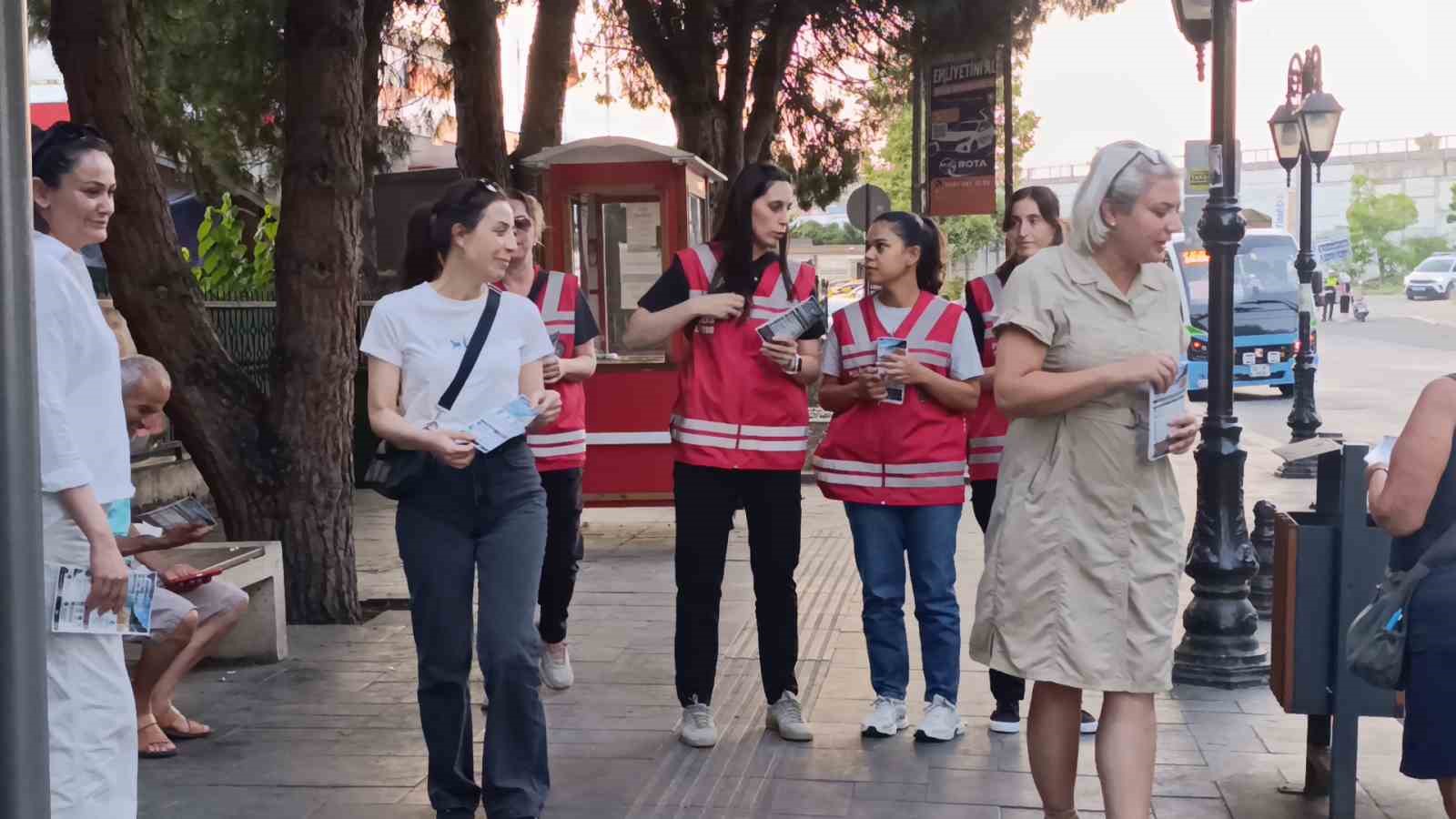 kadin polislerden huzur mesaisi sahilde brosur dagittilar 1 mBBZyp8l