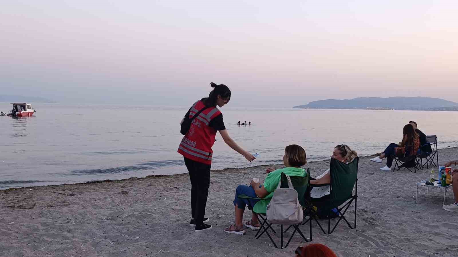 kadin polislerden huzur mesaisi sahilde brosur dagittilar 4