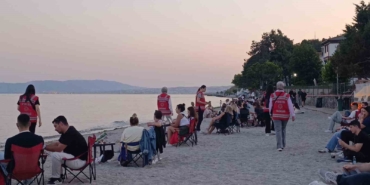 kadin-polislerden-huzur-mesaisi-sahilde-brosur-dagittilar-N5qrEJSr.jpg