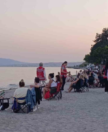 kadin-polislerden-huzur-mesaisi-sahilde-brosur-dagittilar-N5qrEJSr.jpg
