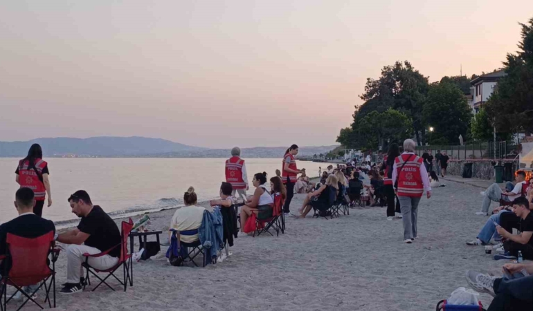 kadin-polislerden-huzur-mesaisi-sahilde-brosur-dagittilar-N5qrEJSr.jpg