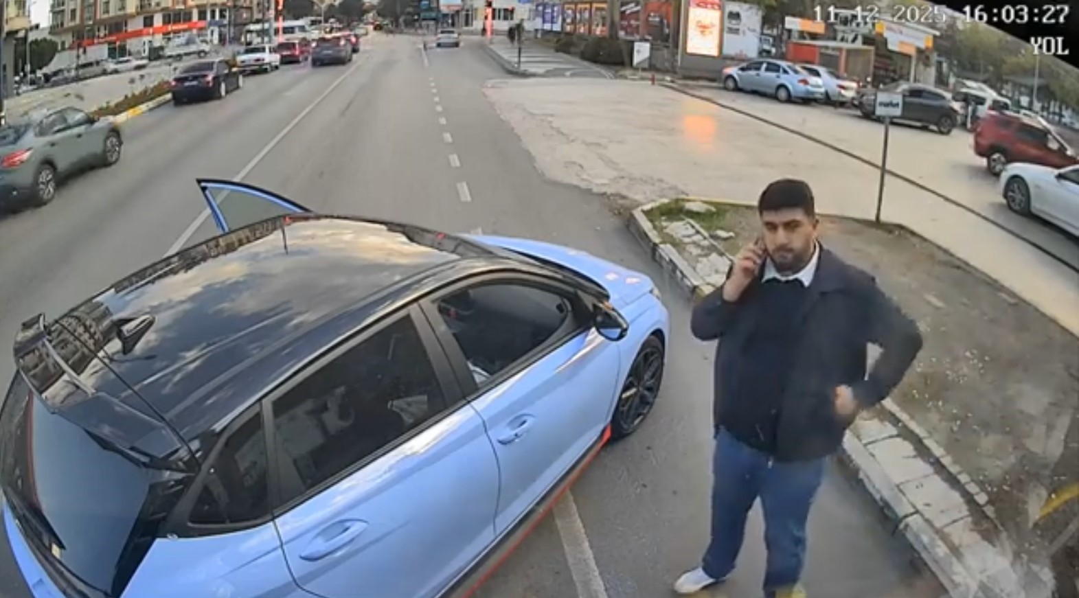 kadin soforun kullandigi otobusun onunu kesen genc maganda ilan edilmesine tepki gosterdi 0 d1LABkiv