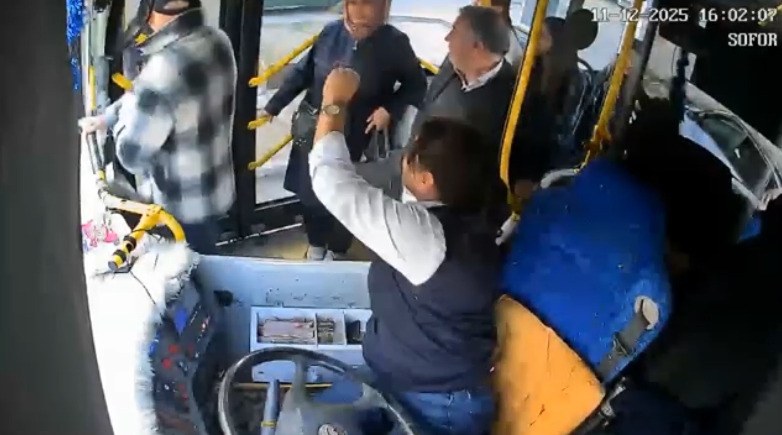 kadin soforun kullandigi otobusun onunu kesen genc maganda ilan edilmesine tepki gosterdi 2 2vFrbJTT