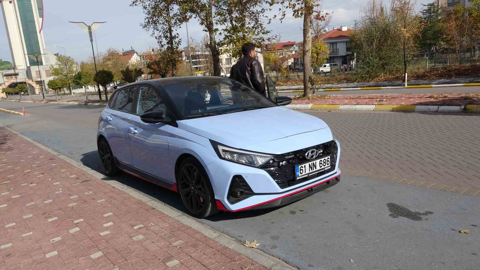 kadin soforun kullandigi otobusun onunu kesen genc maganda ilan edilmesine tepki gosterdi 4