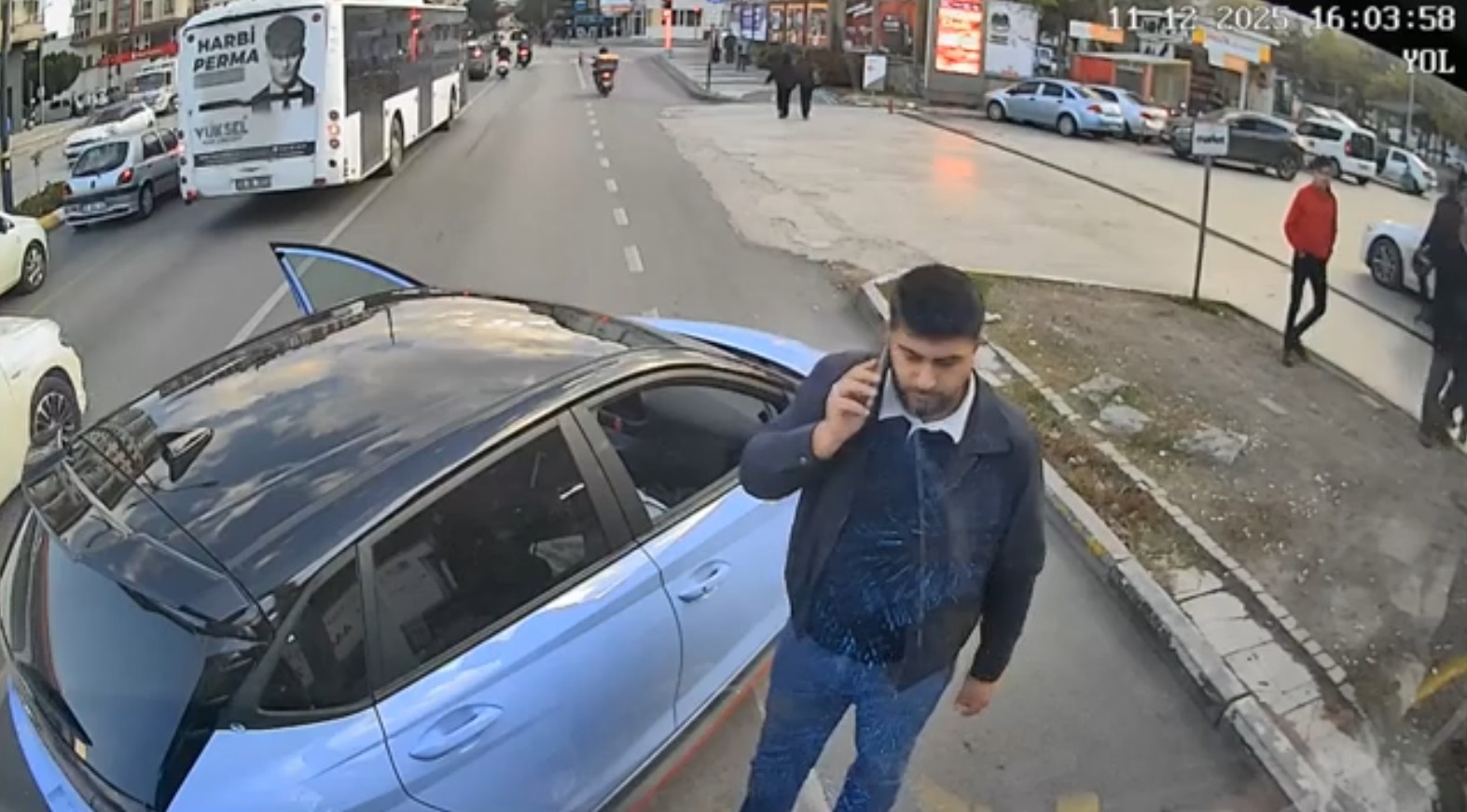 kadin soforun kullandigi otobusun onunu kesen genc maganda ilan edilmesine tepki gosterdi 7 npkyCCeB