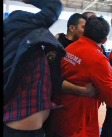 kadin-voleybol-macinda-kavga-kamerada-eHKB5uRb.jpg
