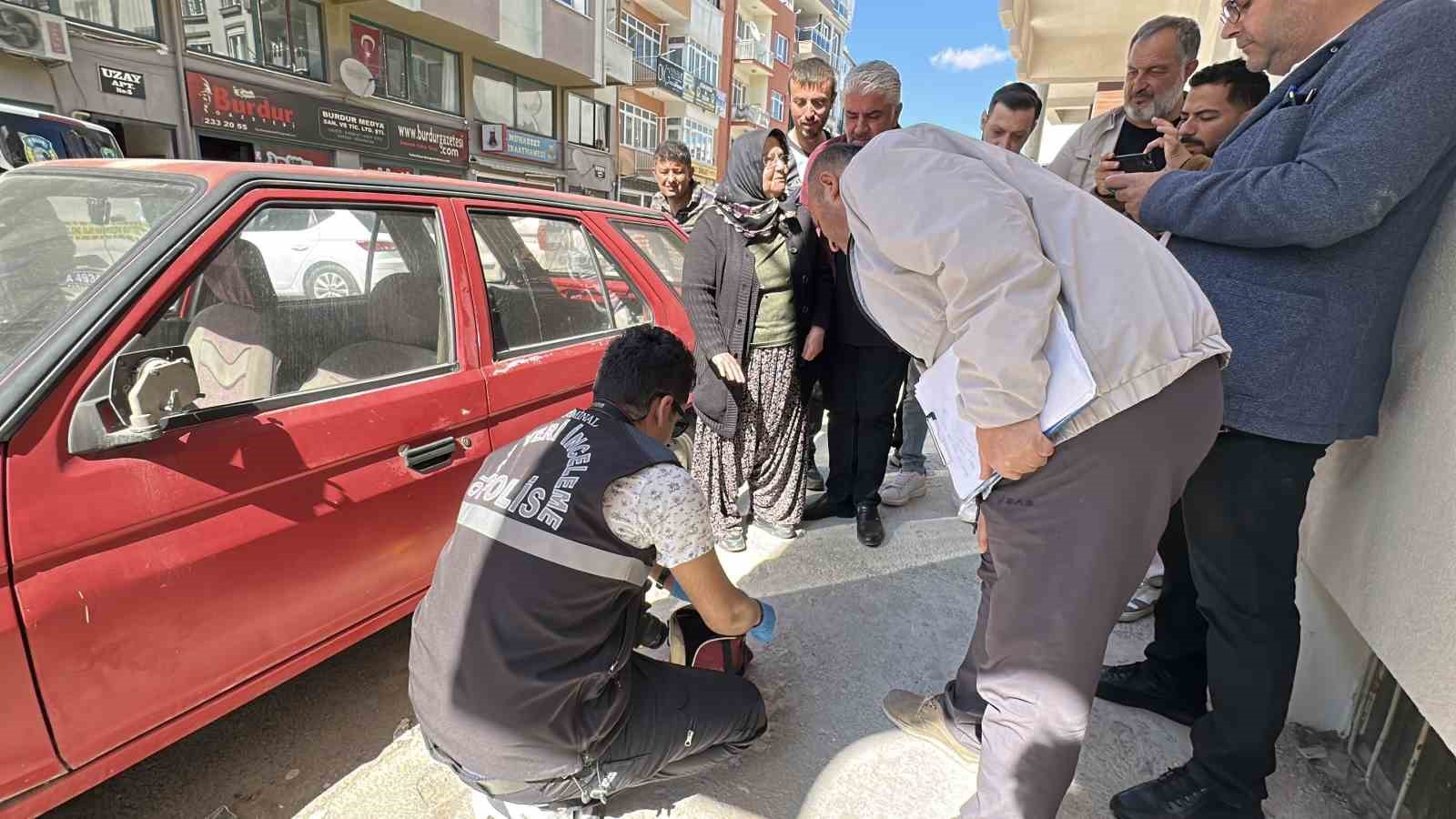 kadinin kapida unuttugu cantadaki altin ve paralari caldilar 0 kvUOBsBZ