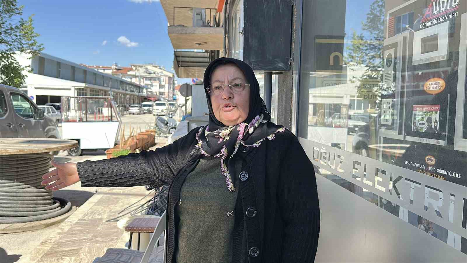 kadinin kapida unuttugu cantadaki altin ve paralari caldilar 1 JJwEDXQe