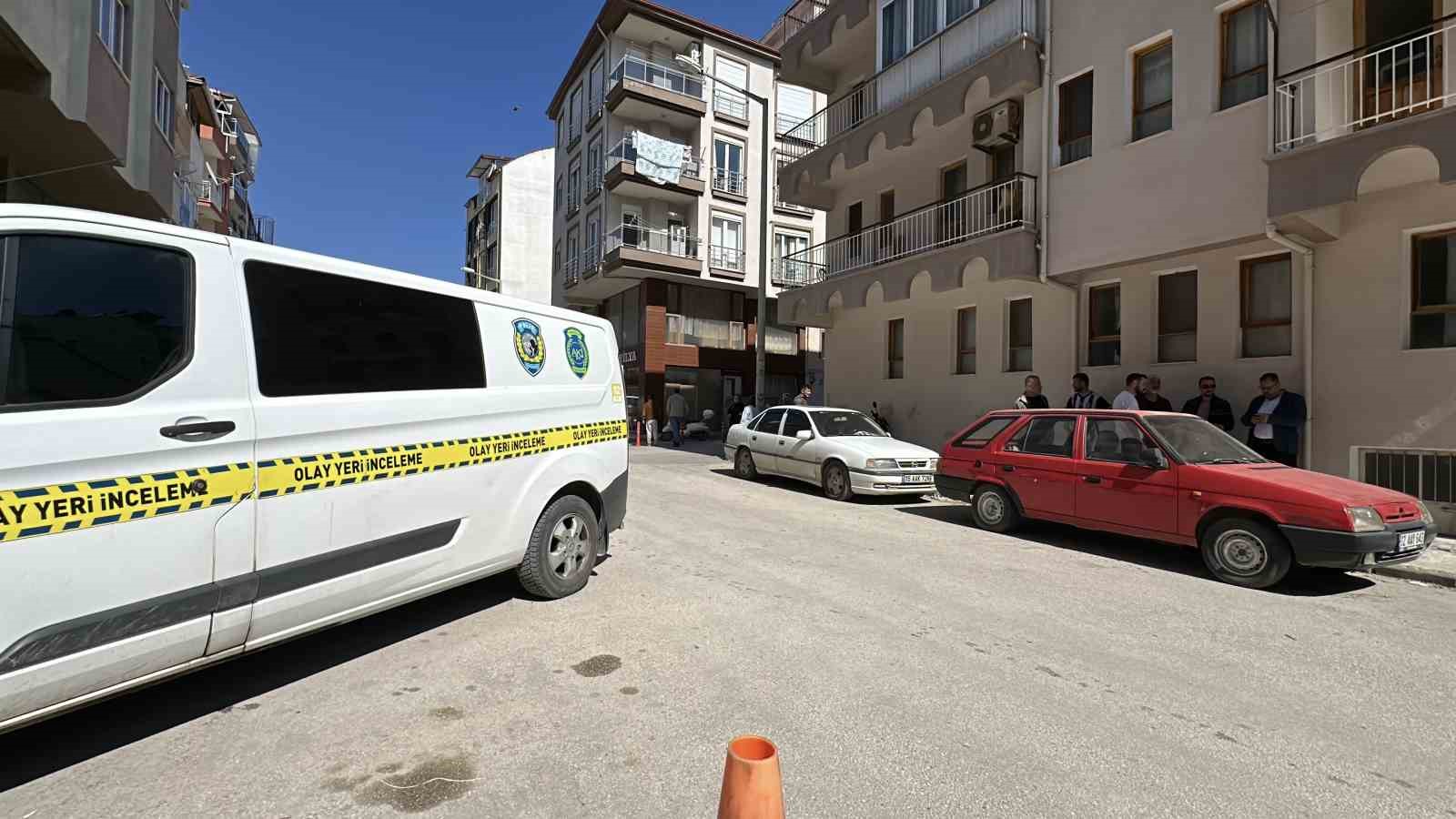 kadinin kapida unuttugu cantadaki altin ve paralari caldilar 3 kNfUrsid