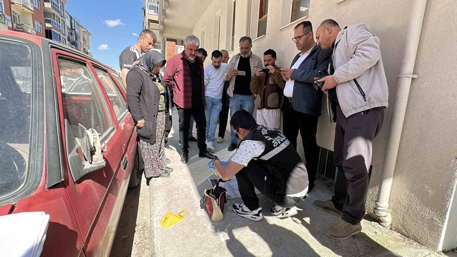 kadinin kapida unuttugu cantadaki altin ve paralari caldilar 5