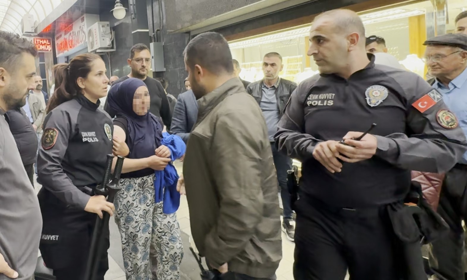 kadinin sahte altin oyunu kapali carsida bozuldu 3 gDc7GRpm