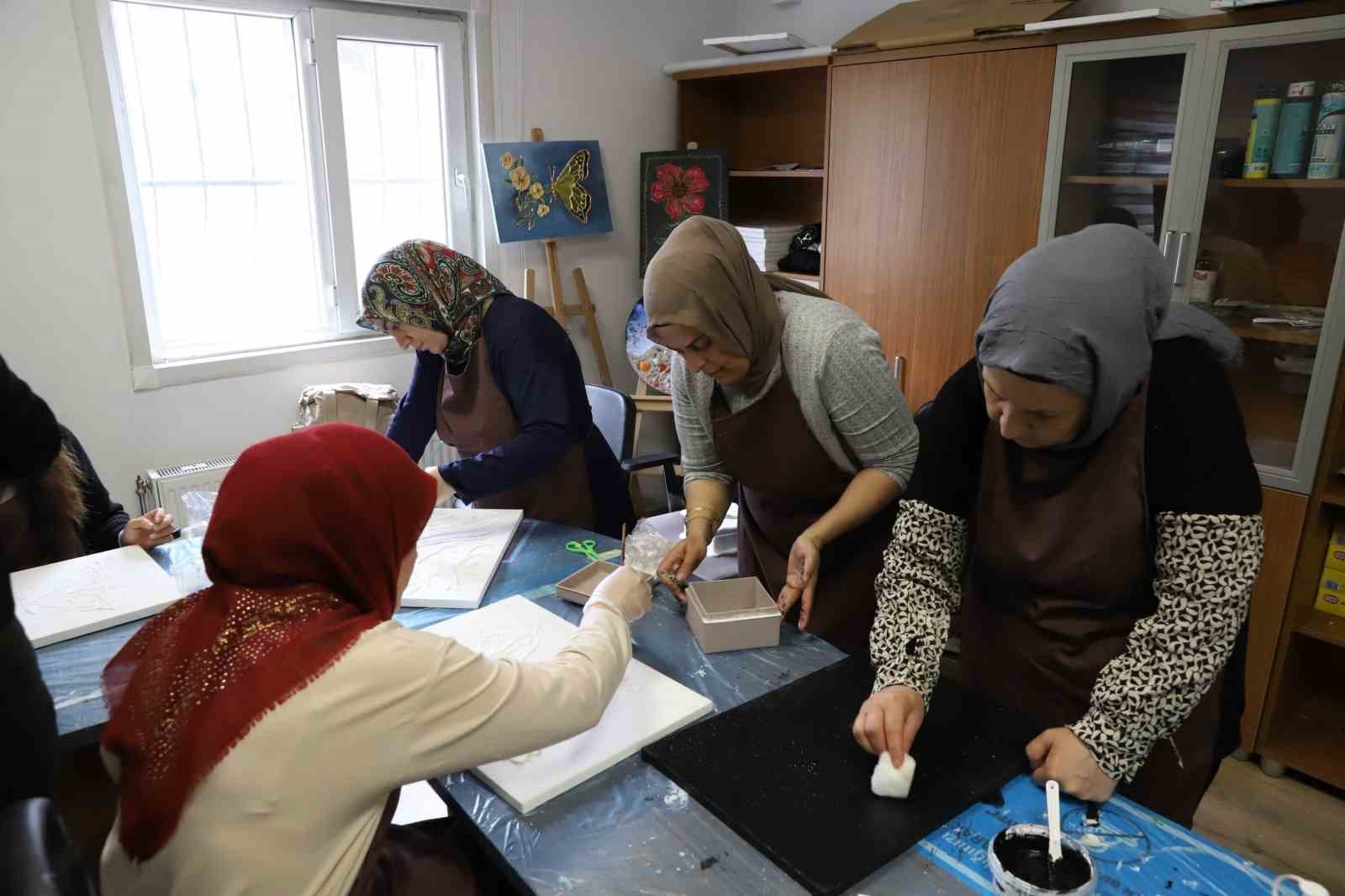 Kadınlar atölyede hem üretiyor hem dayanışmayı büyütüyor 5 kadinlar atolyede hem uretiyor hem dayanismayi buyutuyor 1 z5FzYpjI