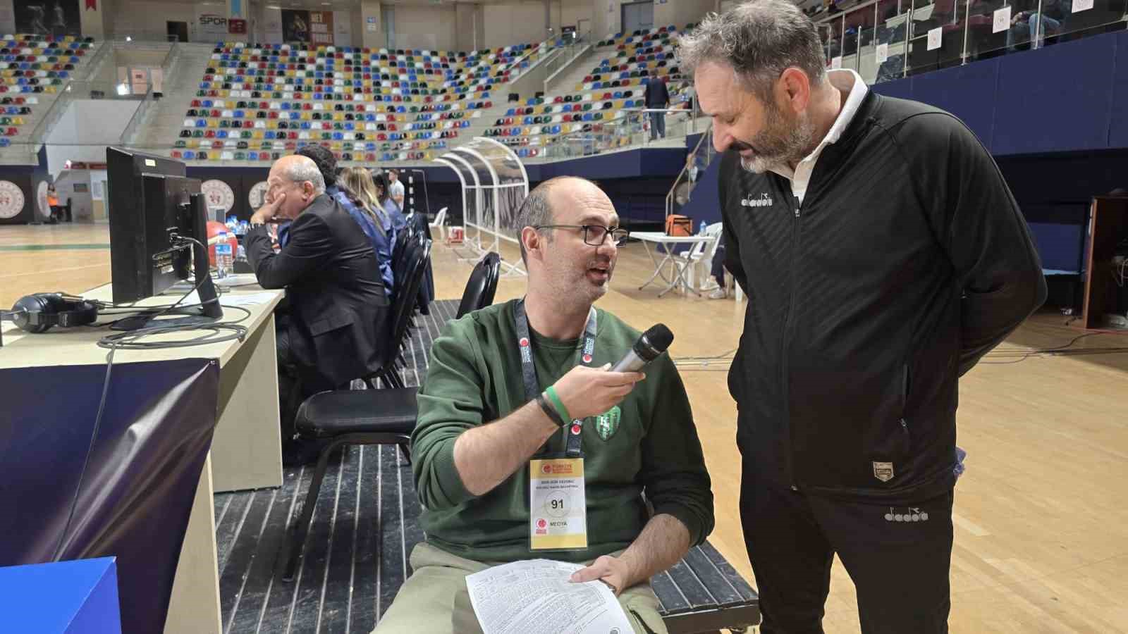 kadinlar basketbol super ligi macinda anonscu olmayinca gorev gazeteciye dustu 1 LdPwMCXP