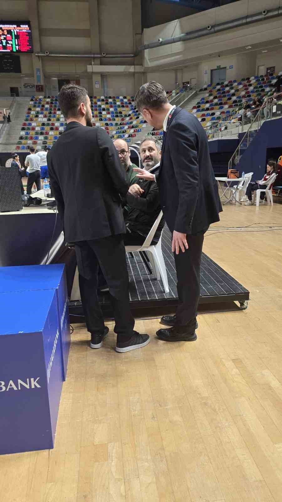 kadinlar basketbol super ligi macinda anonscu olmayinca gorev gazeteciye dustu 3 6mlnTfqk