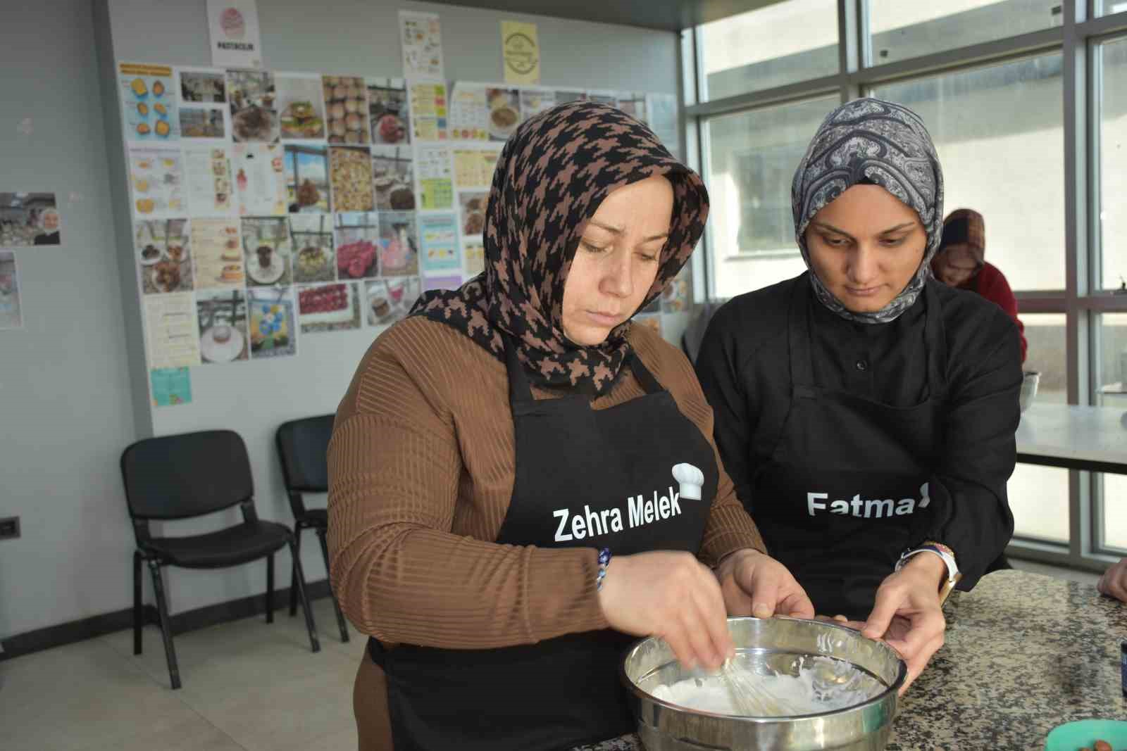 kadinlar bu kursta hem ogreniyor hem ailelerine destek oluyor 1 yPMT8SQW