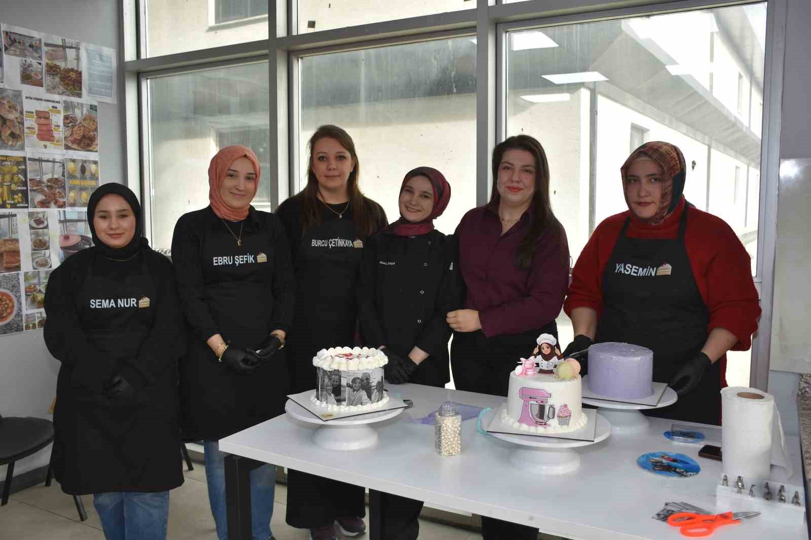 kadinlar bu kursta hem ogreniyor hem ailelerine destek oluyor 2 UEYsfwXY