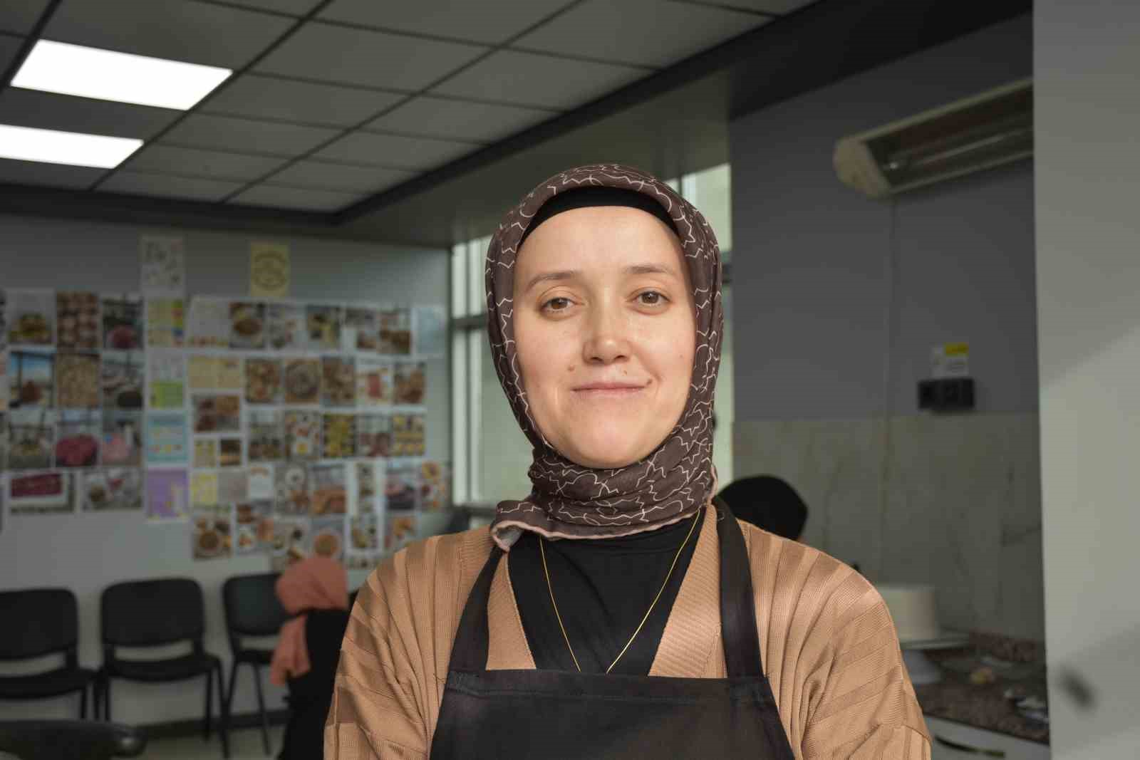 kadinlar bu kursta hem ogreniyor hem ailelerine destek oluyor 4 CRg8N1EP