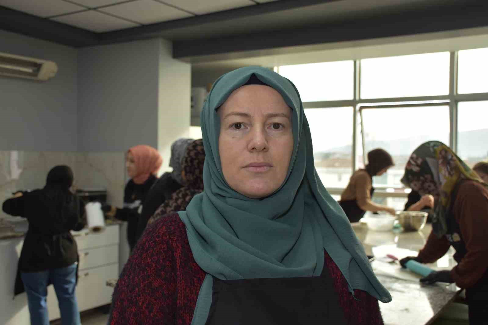 kadinlar bu kursta hem ogreniyor hem ailelerine destek oluyor 5 D9N7pSAK