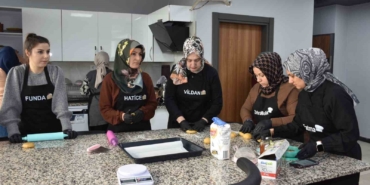 kadinlar-bu-kursta-hem-ogreniyor-hem-ailelerine-destek-oluyor-OLhUqJnP.jpg
