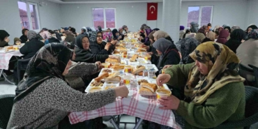kadinlar-dinleniyor-tum-koylu-ramazan-boyunca-ayni-sofrada-bulusuyor-4JJnbIrG.jpg