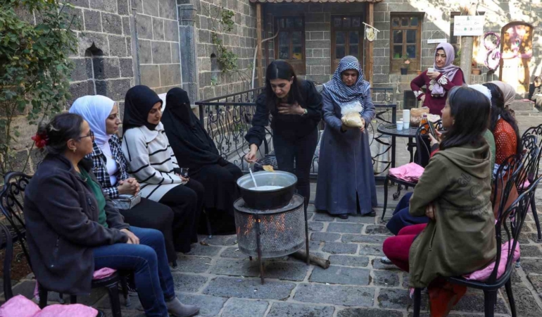 kadinlar-dogal-sifa-karisimlarini-ogreniyor-ANqdE77J.jpg