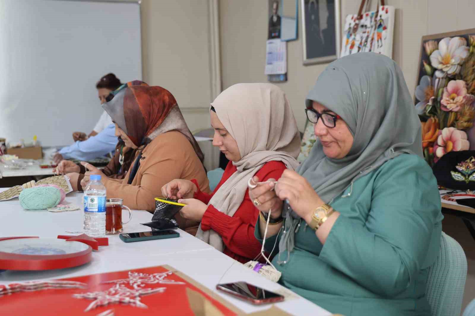 Kadınlar, el sanatları kursunda hem öğreniyor hem de ev ekonomisine katkı sağlıyor 4 kadinlar el sanatlari kursunda hem ogreniyor hem de ev ekonomisine katki sagliyor 0 y2csm9ub