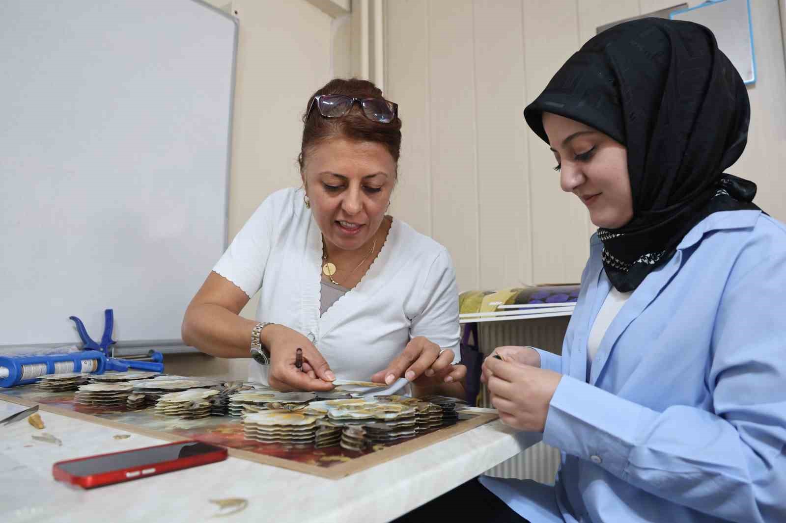 Kadınlar, el sanatları kursunda hem öğreniyor hem de ev ekonomisine katkı sağlıyor 5 kadinlar el sanatlari kursunda hem ogreniyor hem de ev ekonomisine katki sagliyor 1 OdWS1XJD