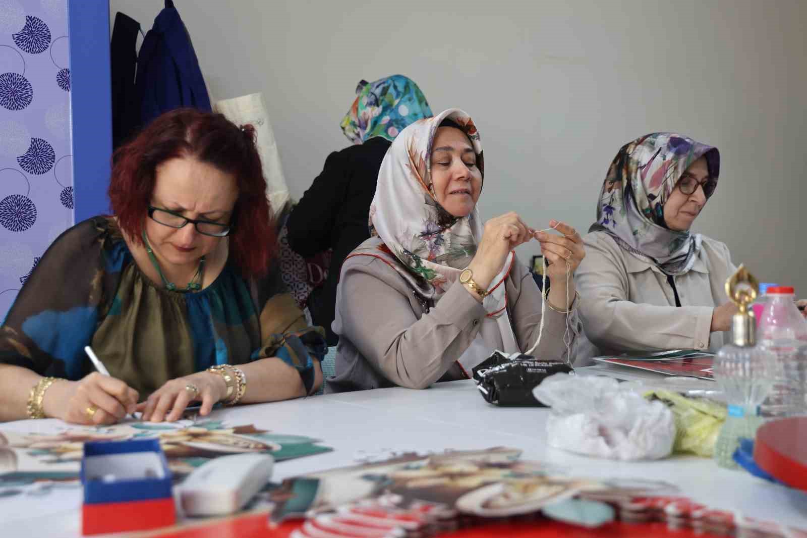 Kadınlar, el sanatları kursunda hem öğreniyor hem de ev ekonomisine katkı sağlıyor 6 kadinlar el sanatlari kursunda hem ogreniyor hem de ev ekonomisine katki sagliyor 2 JciS5HcE