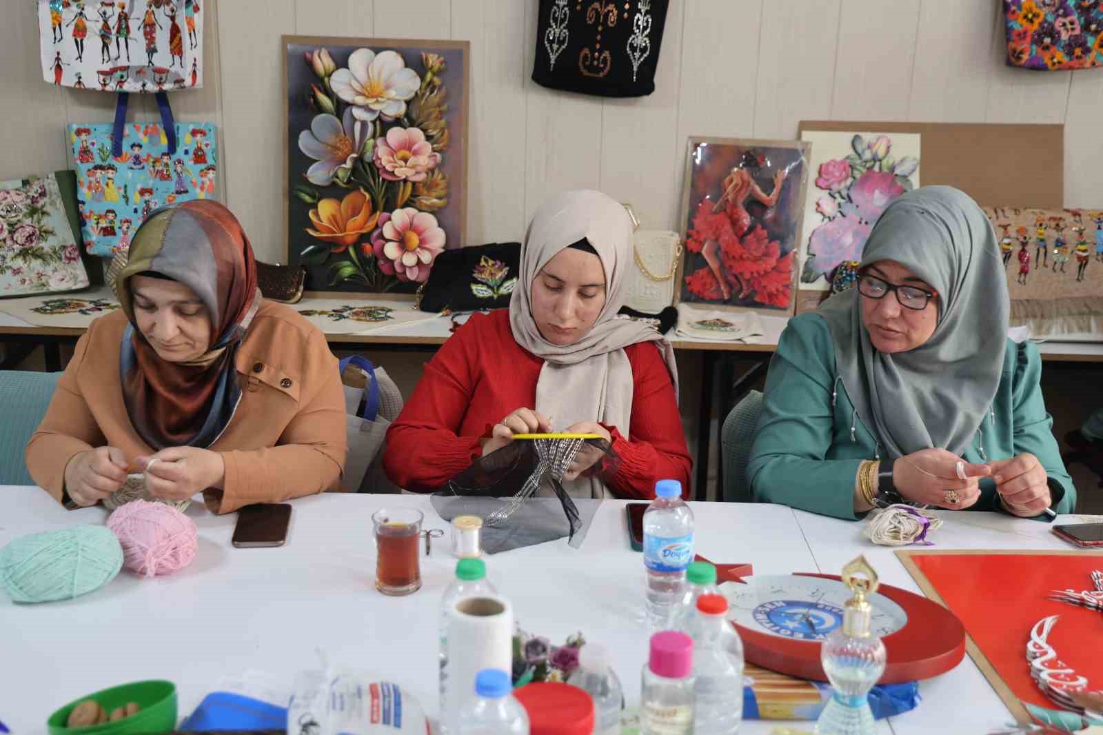 Kadınlar, el sanatları kursunda hem öğreniyor hem de ev ekonomisine katkı sağlıyor 7 kadinlar el sanatlari kursunda hem ogreniyor hem de ev ekonomisine katki sagliyor 3