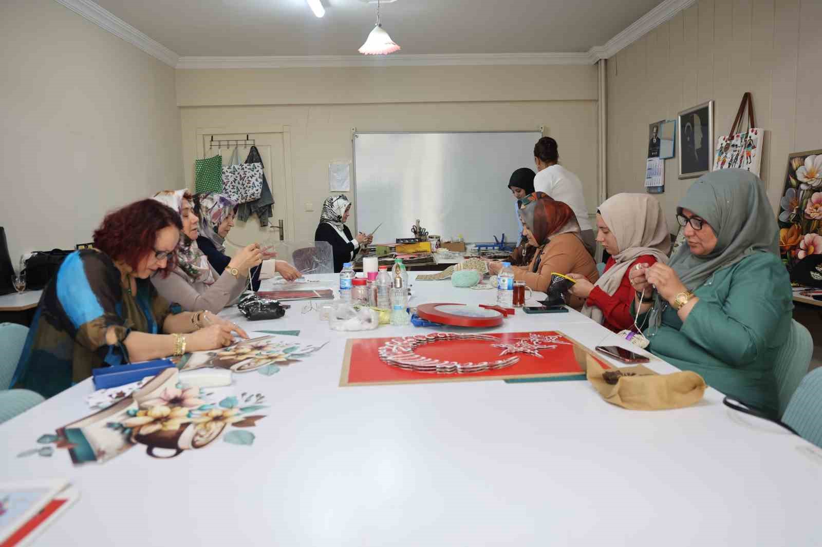 Kadınlar, el sanatları kursunda hem öğreniyor hem de ev ekonomisine katkı sağlıyor 9 kadinlar el sanatlari kursunda hem ogreniyor hem de ev ekonomisine katki sagliyor 5 kRrWkmNJ