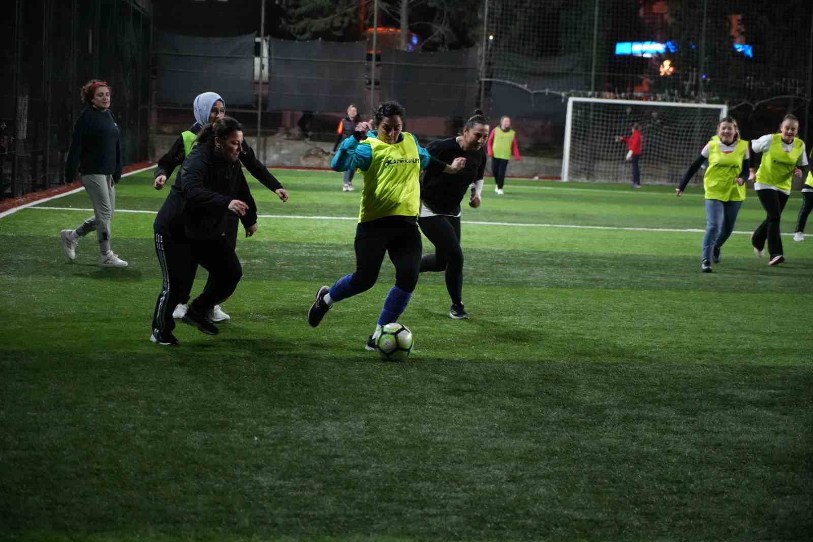 kadinlar futbol maciyla gunlerini kutladi 1