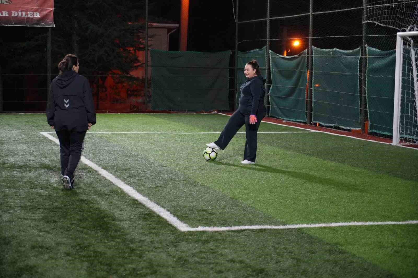 kadinlar futbol maciyla gunlerini kutladi 2 GNB2cn2Y