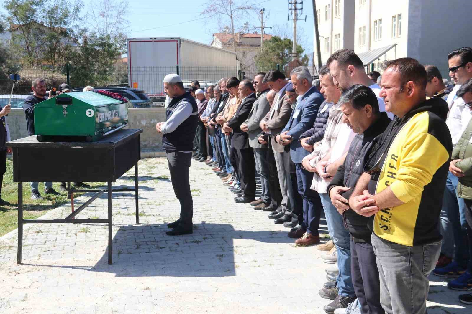 kadinlar gununde kocasi tarafindan katledilen kadin topraga verildi 0 mSmYJEp2