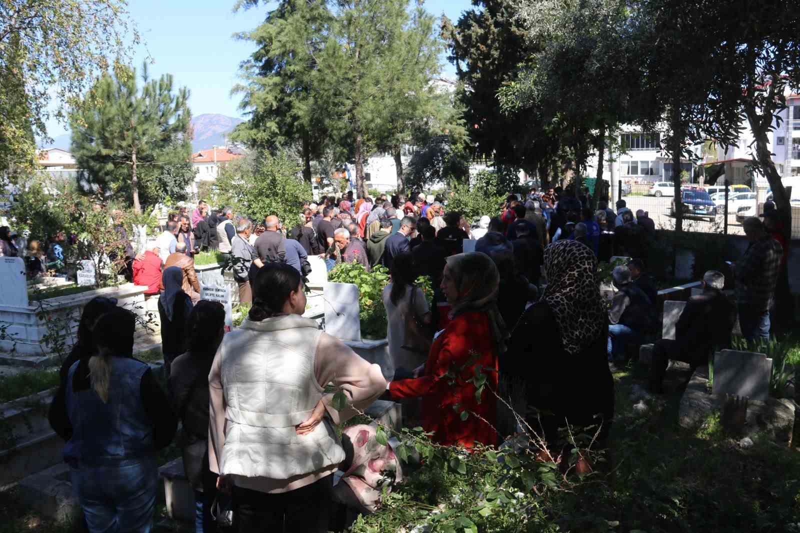 kadinlar gununde kocasi tarafindan katledilen kadin topraga verildi 3 JkPv2Geb