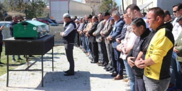 kadinlar-gununde-kocasi-tarafindan-katledilen-kadin-topraga-verildi-SEAn39ep.jpg