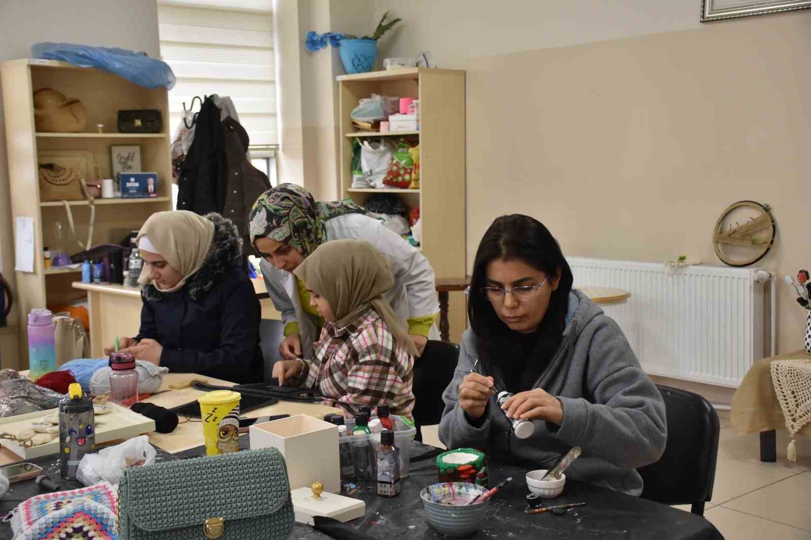 kadinlar hem ogreniyor hem aile butcesine katki sagliyor 1 4cT3EJsp
