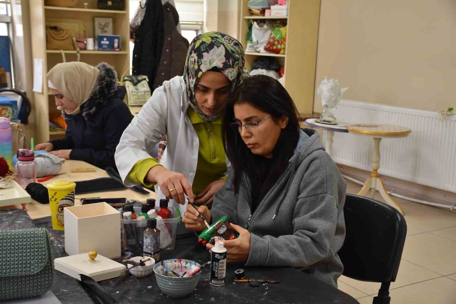 kadinlar hem ogreniyor hem aile butcesine katki sagliyor 4 TA87OGFV