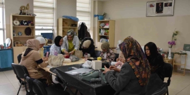kadinlar-hem-ogreniyor-hem-aile-butcesine-katki-sagliyor-qGNyq53K.jpg