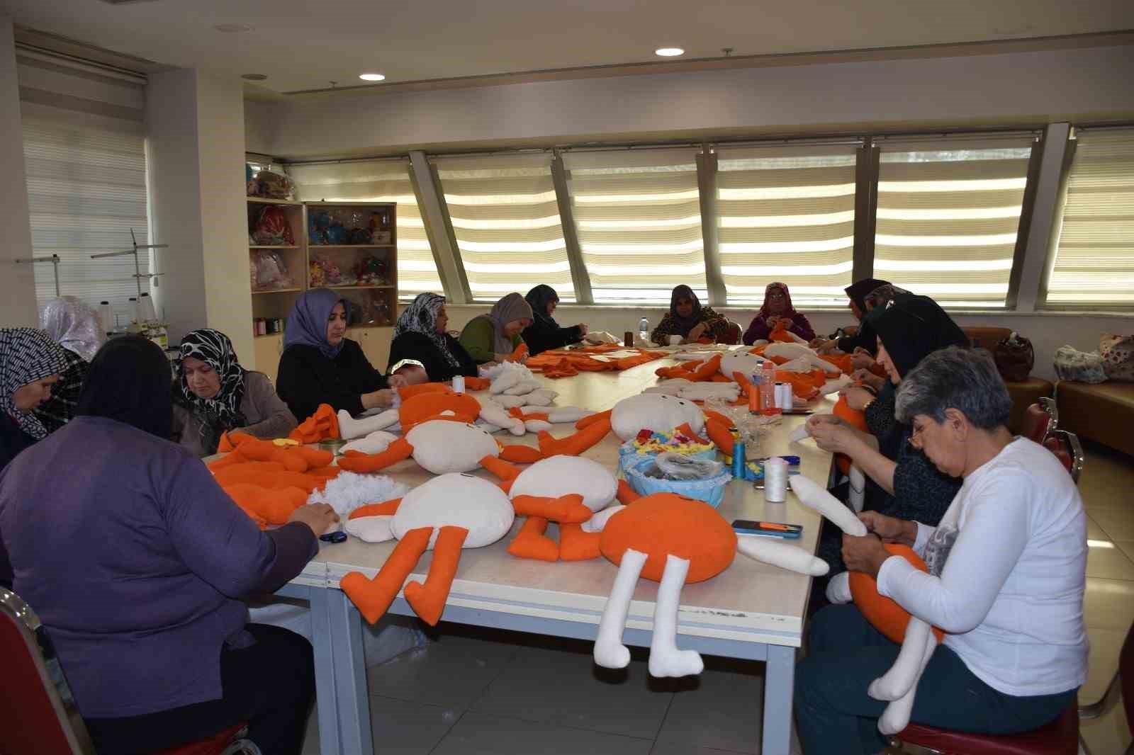 Kadınlar, lösemili çocuklara oyuncak bebek ve elbise dikmek için bir araya geldi 4 kadinlar losemili cocuklara oyuncak bebek ve elbise dikmek icin bir araya geldi 0 ODMyidJa
