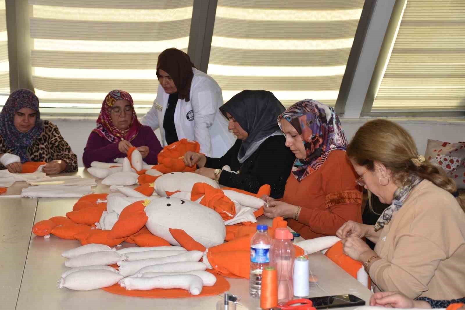 Kadınlar, lösemili çocuklara oyuncak bebek ve elbise dikmek için bir araya geldi 5 kadinlar losemili cocuklara oyuncak bebek ve elbise dikmek icin bir araya geldi 1 JH8yCBWv