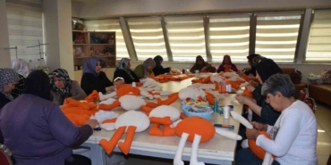 kadinlar-losemili-cocuklara-oyuncak-bebek-ve-elbise-dikmek-icin-bir-araya-geldi-qLizOW4J.jpg