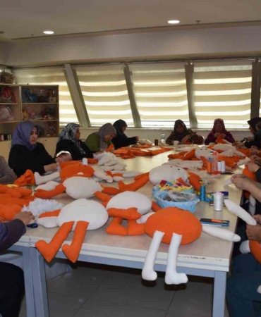 kadinlar-losemili-cocuklara-oyuncak-bebek-ve-elbise-dikmek-icin-bir-araya-geldi-qLizOW4J.jpg