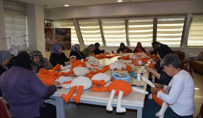 kadinlar-losemili-cocuklara-oyuncak-bebek-ve-elbise-dikmek-icin-bir-araya-geldi-qLizOW4J.jpg