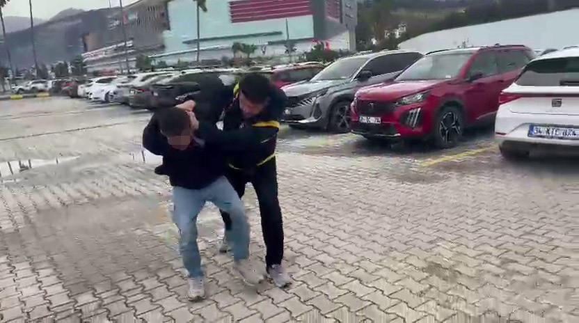 Kadınlar tuvaletinde kabine saklanarak 15 kadının fotoğraf ve videosunu çeken erkek şahıs hayrete düşürdü 4 kadinlar tuvaletinde kabine saklanarak 15 kadinin fotograf ve videosunu ceken erkek sahis hayrete dusurdu zhzU6K3v